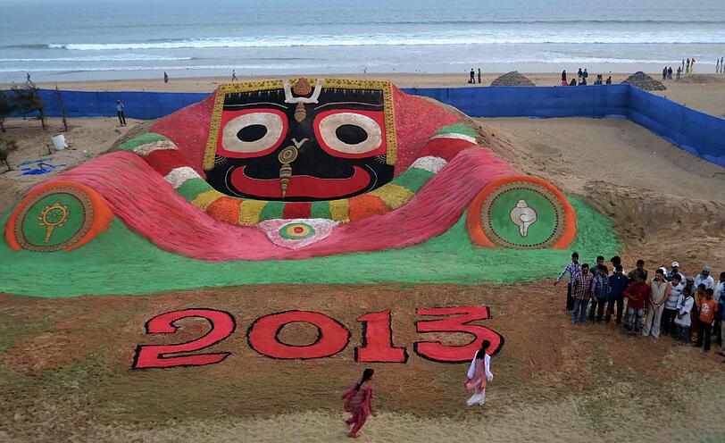 Der Künstler Sudarshan Pattnaik hat in Indien eine riesige "2013-Sandskulptur" gebaut.