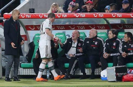 Die Schweinsteiger-Show nach seiner Auswechslung: Bayerns Vizekapitän macht einen Witz, Co-Trainer Gerland und Sammer (r.) amüsieren sich, Trainer Guardiola versteht den Spaß zunächst nicht.