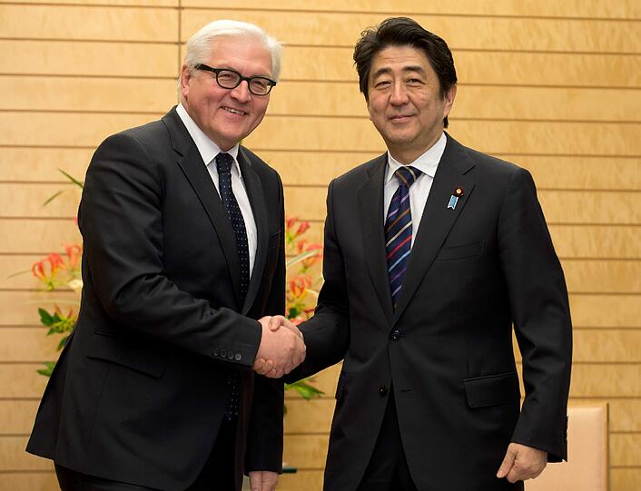 Der deutsche Außenminister Frank-Walter Steinmeier (l) trifft den japanischen Ministerpräsidenten Shinzo Abe (R) an dessen Amtssitz in Tokio, Japan. Steinmeier ist in Japan zu einem offiziellen Besuch.