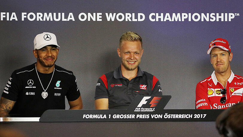 Sebastian Vettel (r.) und Lewis Hamilton auf der PK am Donnerstag. Kevin Magnussen als Puffer, den es offensichtlich nicht gebraucht hätte. Sebastian Vettel (r.) und Lewis Hamilton auf der PK am Donnerstag. Kevin Magnussen als Puffer, den es offensichtlich nicht gebraucht hätte.