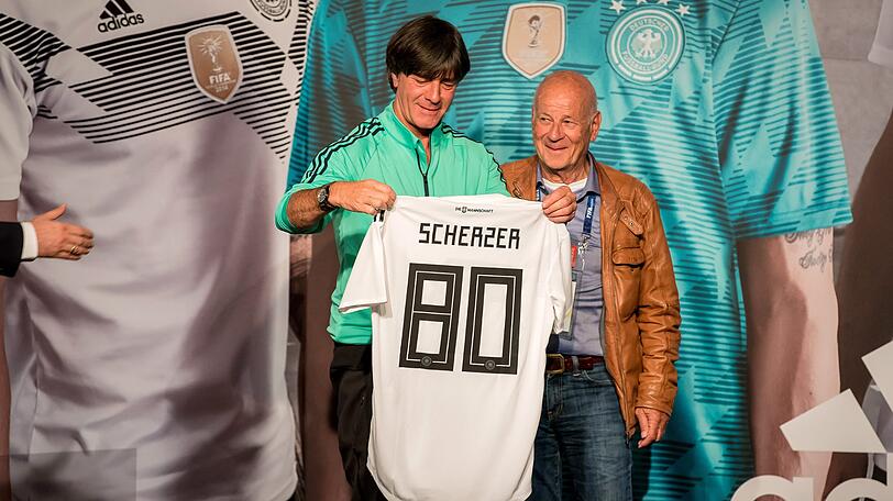 Präsent des DFB: Bundestrainer Joachim Löw (l.) überreicht Scherzer ein Trikot mit dessen Alter als Rückennummer.