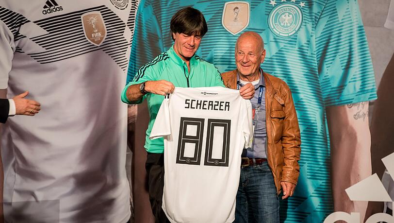 Präsent des DFB: Bundestrainer Joachim Löw (l.) überreicht Scherzer ein Trikot mit dessen Alter als Rückennummer. Präsent des DFB: Bundestrainer Joachim Löw (l.) überreicht Scherzer ein Trikot mit dessen Alter als Rückennummer.
