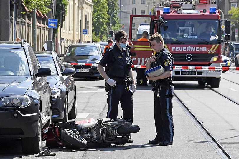 Am Freitagnachmittag kollidiert ein Roller-Fahrer mit einer Tram-Bahn und erliegt im Krankenhaus seinen Verletzungen.