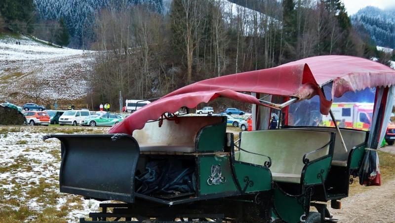 Eine demolierte Pferdekutsche steht nach einem Unfall auf einem Feldweg im Gemeindeteil Kappel nördlich von Pfronten. Foto: Benjamin Liss Eine demolierte Pferdekutsche steht nach einem Unfall auf einem Feldweg im Gemeindeteil Kappel nördlich von Pfronten. Foto: Benjamin Liss