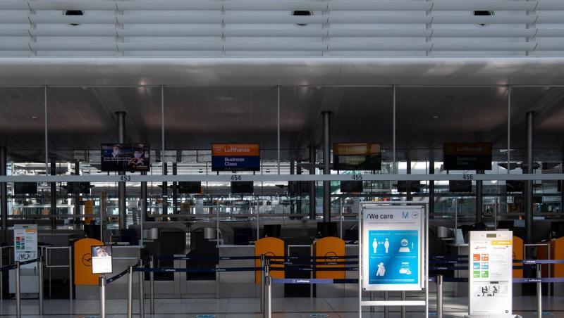 Ein Check-In Schalter ist am Flughafen München zu sehen.