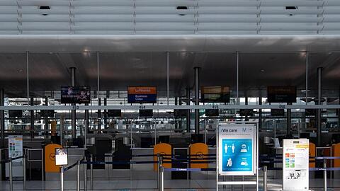 Ein Check-In Schalter ist am Flughafen München zu sehen.