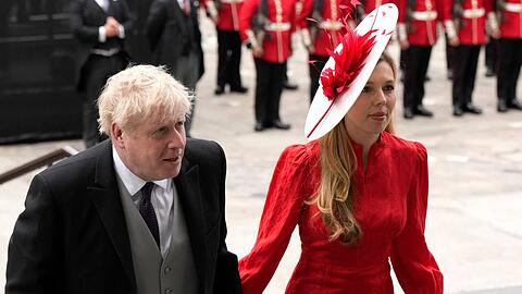 Premierminister Boris Johnson und seine Frau Carrie Symonds bei der Ankunft vor der St.-Pauls-Kathedrale zum Jubiläumsgottesdienst.
