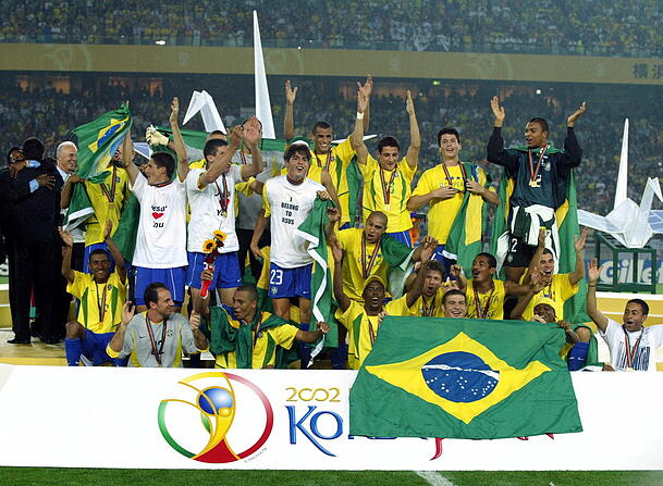 Zum fünften Mal Weltmeister: Die Seleção ist nach dem 2:0-Sieg gegen Deutschland mal wieder ganz oben. Zum fünften Mal Weltmeister: Die Seleção ist nach dem 2:0-Sieg gegen Deutschland mal wieder ganz oben.