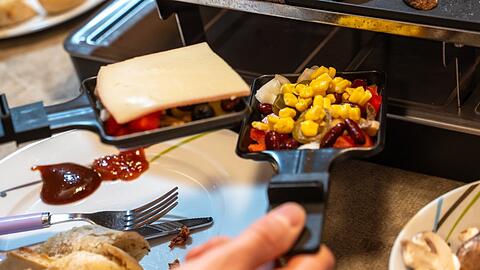 Das Raclette gehört für viele ebenso zum letzten Tag des Jahres wie das Feuerwerk oder der Sekt um Mitternacht.