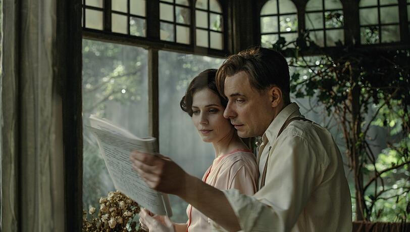 Der Meister (Jewgeni Zyganow) und seine Muse Margarita (Julia Snigir). Der Meister (Jewgeni Zyganow) und seine Muse Margarita (Julia Snigir).