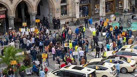 Im Juli demonstrierten Taxifahrer vor dem Rathaus. (Archivbild)