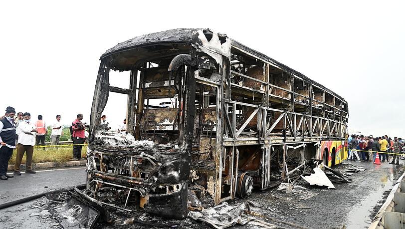 Die verkohlten Überreste des Passagierbusses liegen auf einer Landstraße im Dorf Chinnatekuru.