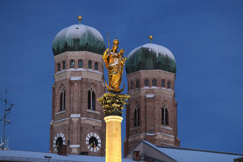 Die angestrahlte Mariens&auml;ule, dahinter die Frauenkirche mit ihren wei&szlig; &uuml;berzuckerten "Welschen Hauben": ein echtes Postkarten-Motiv!