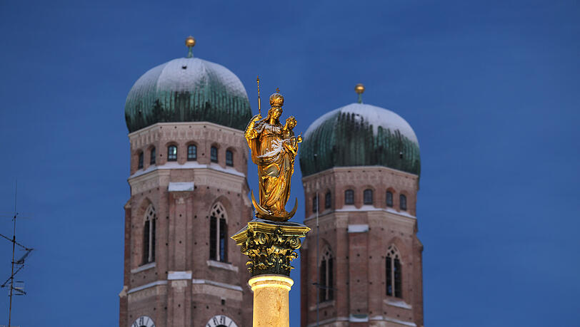 Die angestrahlte Mariens&auml;ule, dahinter die Frauenkirche mit ihren wei&szlig; &uuml;berzuckerten "Welschen Hauben": ein echtes Postkarten-Motiv!