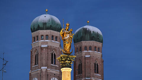 Die angestrahlte Mariens&auml;ule, dahinter die Frauenkirche mit ihren wei&szlig; &uuml;berzuckerten "Welschen Hauben": ein echtes Postkarten-Motiv!