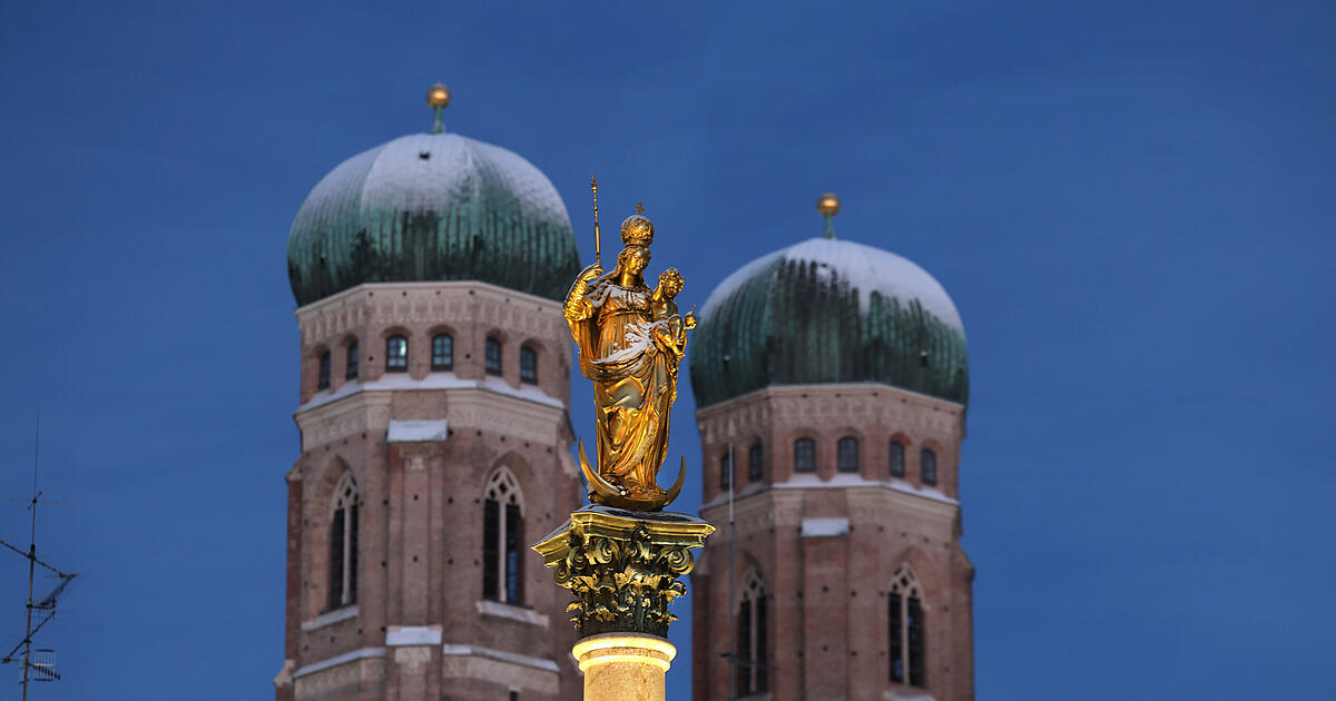 Altstadt-Winter-Kurz-aber-sch-n-ein-Blick-zur-ck-auf-das-verschneite-M-nchen