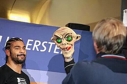 David Haye und sein &bdquo;Trainingsgerät&ldquo;. Angeblich soll die Maske, auf die der Brite gerne eindrischt, Valuevs Gesicht ähneln.