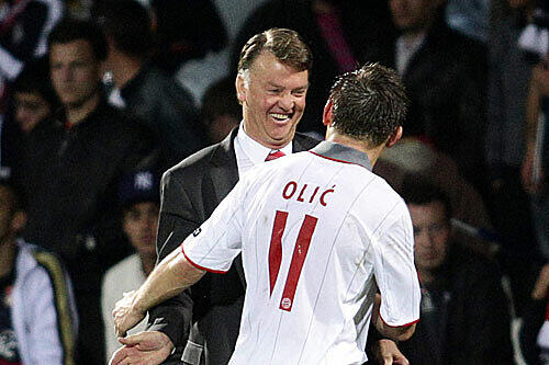 Freut sich mit Torjäger Olic: Louis van Gaal