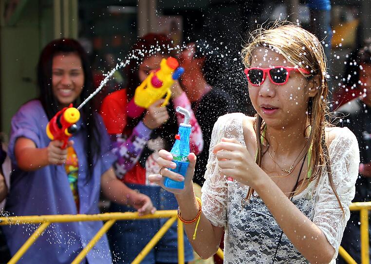 Die Bilder vom großen Songkran-Fest in Bangkok, deer größten Wasserparty der Welt.