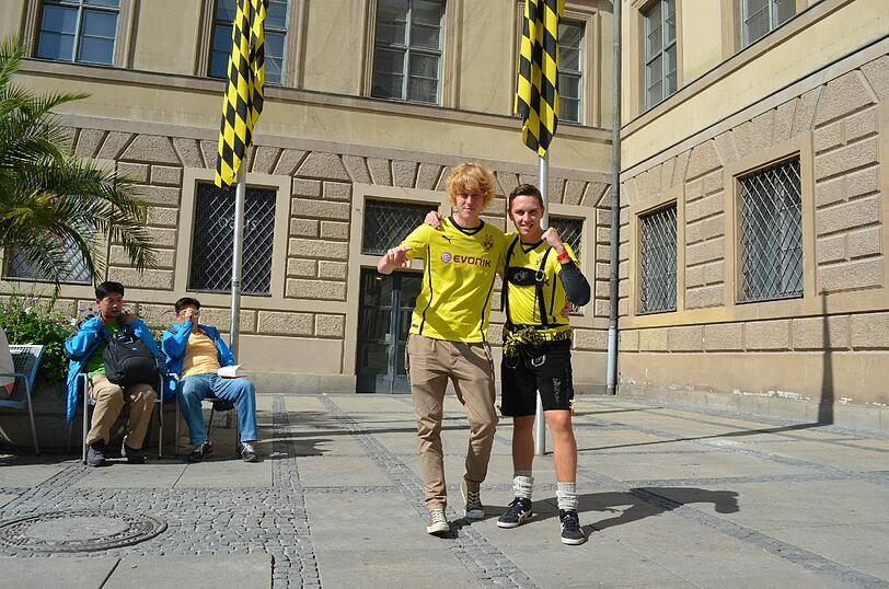 Sebastian und Daniel, Studenten aus Paderborn sind weitaus siegessicherer. Daniel: "Wir sind zwei Tage in München, gehen zweimal auf die Wiesn, dazwischen zum Spiel. Wir sind trinkfest, da kriegen wir schon noch alles mit. Das ist eh' nur eine Frage der Höhe gegen 1860, es wird ein 3:0 werden."