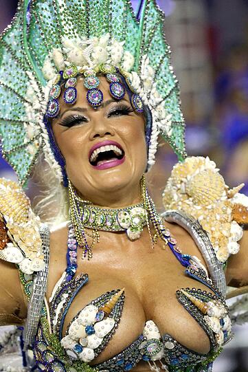 In Sao Paolo starteten die ersten Sambaschulen den Wettlauf um die besten Kostüme und die Plätze für den großen Umzug ins Sambadromo