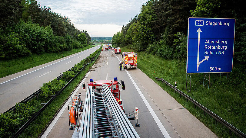 Die Aufräumarbeiten dauerten bis in die Morgenstunden.