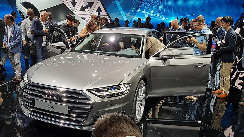 Begehrtes Foto-Objekt: Der neue Audi A8 - hier die Langversion - wird im Spätherbst 2017 in Deutschland zu haben sein.