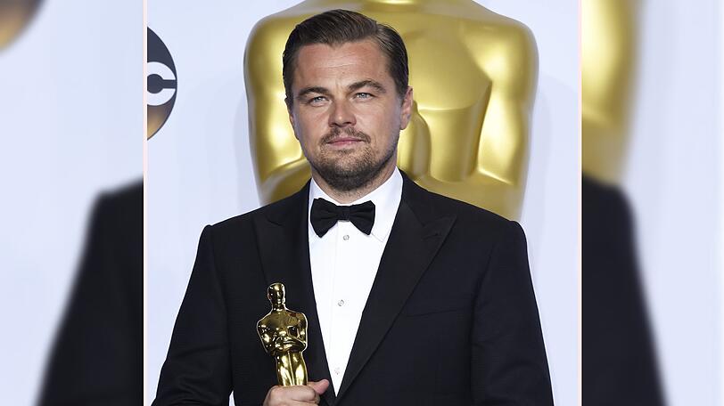 Moment des Triumphs: Leonardo DiCaprio mit seinem ersten eigenen Oscar.