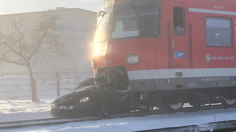 Die S-Bahn kollidierte mit dem Pkw, der Autofahrer ist tot.
