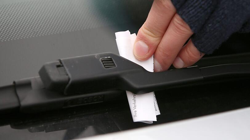 In Germering zerkratzte ein Unbekannter einen Mercedes und hinterließ am Tatort eine dreiste Nachricht. (Symbolfoto)