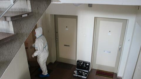 Mord in der Au: Die 91-Jährige Anna S. ist getötet worden. Die Polizei sucht im Umfeld der Wohnung in der Dollmannstraße nach Hinweisen und Spuren. Die Bilder vom Tatort...