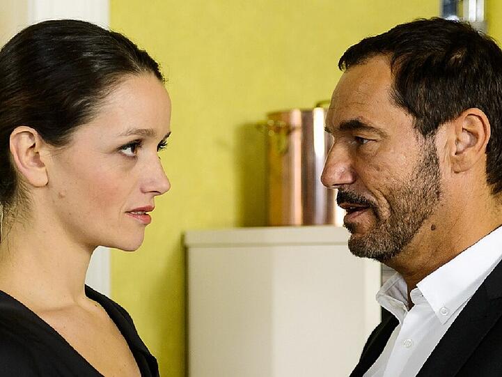 Jenny (Kaja Schmidt-Tychsen) erfährt in "Alles was zählt", dass Richard (Silvan-Pierre Leirich) Schuld an Eriks Tod ist.