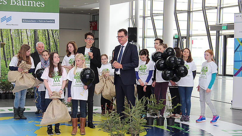 Felix Finkbeiner (mit Mikrofon) und Bundesminister Gerd Müller mit Schülern einer Münchner Umweltschule. Die jungen Bäume sollen in der Nähe des Messegeländes eingepflanzt werden. Felix Finkbeiner (mit Mikrofon) und Bundesminister Gerd Müller mit Schülern einer Münchner Umweltschule. Die jungen Bäume sollen in der Nähe des Messegeländes eingepflanzt werden.