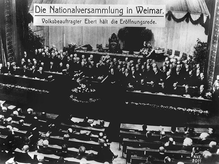 Am 6. Februar 1919 tritt die Verfassungsgebende Deutsche Nationalversammlung in Weimar erstmalig zusammen, die Eröffnungsrede hält der Volksbeauftragte Friedrich Ebert.