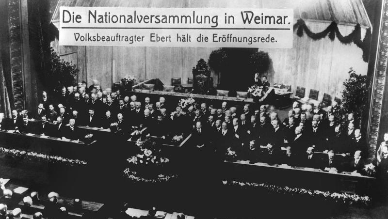Am 6. Februar 1919 tritt die Verfassungsgebende Deutsche Nationalversammlung in Weimar erstmalig zusammen, die Eröffnungsrede hält der Volksbeauftragte Friedrich Ebert. Am 6. Februar 1919 tritt die Verfassungsgebende Deutsche Nationalversammlung in Weimar erstmalig zusammen, die Eröffnungsrede hält der Volksbeauftragte Friedrich Ebert.