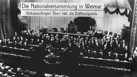 Am 6. Februar 1919 tritt die Verfassungsgebende Deutsche Nationalversammlung in Weimar erstmalig zusammen, die Eröffnungsrede hält der Volksbeauftragte Friedrich Ebert.