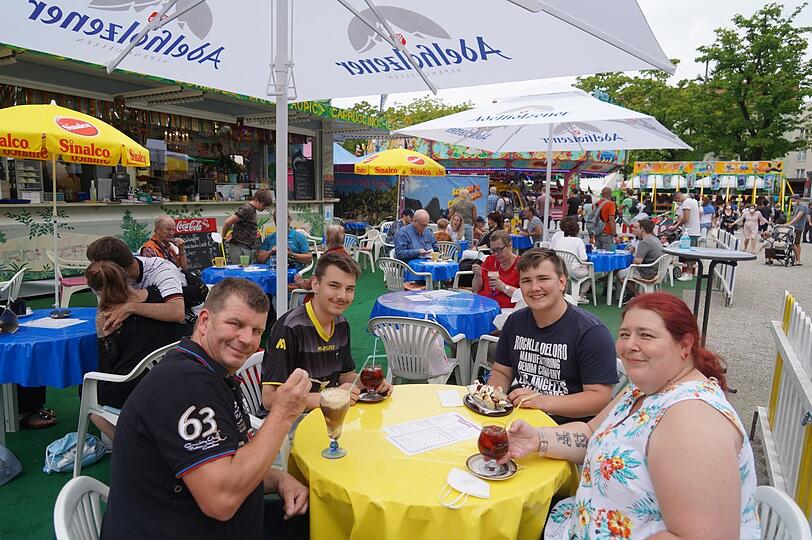 V.l.: Michael Friedrich (46) mit seinen Söhnen Niklas (19), Fabian (16) und seiner Frau Diana (39). Die Familie macht Urlaub in München, genießt die Auer Dult und freut sich über "ein bisschen mehr Normalität".