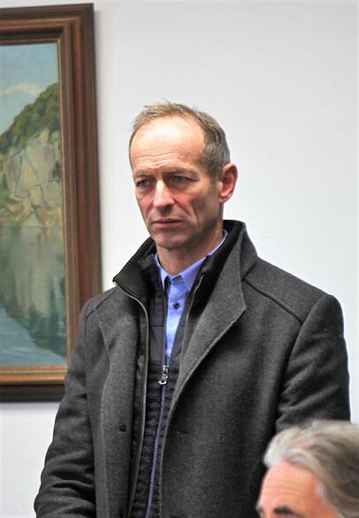 Bürgermeister Hannes Rasp (kl. Bild) ist dagegen, dass im Schapbachhof 100 afghanische Ortskräfte einziehen.