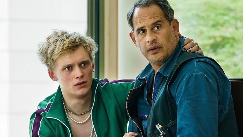 Moritz Bleibtreu und Seriensohn Enzo Brumm in der kurzweiligen Comedy-Serie "Viktor Bringt's".