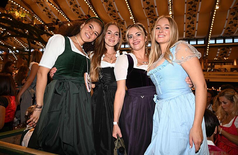So sieht ein zufriedener Cast aus: Die "Sturm der Liebe"-Ladys Soluna-Delta Kokol, Teresa Klamert, Laura Osswald und Lily Lück.