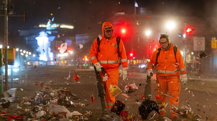 Der Rest vom Fest - hier machen sich Berliner Reinigungskräfte ans Werk. Der Rest vom Fest - hier machen sich Berliner Reinigungskräfte ans Werk.
