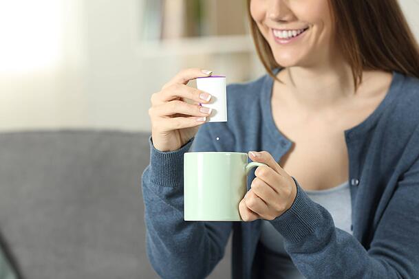 Süßstoffe haben eine deutlich höhere Süßkraft als normaler Haushaltszucker, aber dafür kaum oder gar keine Kalorien. Daher süßt man gerne seinen Kaffee damit. Süßstoffe haben eine deutlich höhere Süßkraft als normaler Haushaltszucker, aber dafür kaum oder gar keine Kalorien. Daher süßt man gerne seinen Kaffee damit.