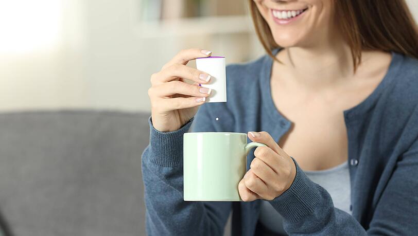 Süßstoffe haben eine deutlich höhere Süßkraft als normaler Haushaltszucker, aber dafür kaum oder gar keine Kalorien. Daher süßt man gerne seinen Kaffee damit. Süßstoffe haben eine deutlich höhere Süßkraft als normaler Haushaltszucker, aber dafür kaum oder gar keine Kalorien. Daher süßt man gerne seinen Kaffee damit.