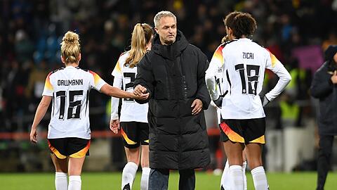 Bundestrainer Christian Wück und die DFB-Frauen.