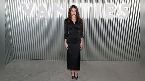 Leni Klum begeistert in einer schwarzen Business-Kombination.