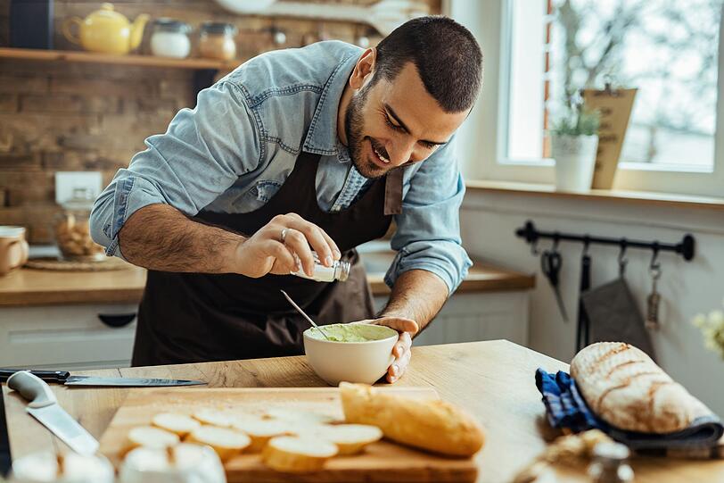 Eine weitere Grundregel: weniger ist mehr. Denn auch zu viele Gewürze verderben das Gericht. So sollte man beim Kochen vorsichtig dosieren und je nach Rezept ein Hauptgewürz einsetzen. Denn Gewürze sollten nie den Eigengeschmack der einzelnen Zutaten verdecken, sondern nur betonen. Je nach Geschmack kann dann immer noch beliebig nachgewürzt werden, sobald das Gericht auf dem Tisch steht. Eine weitere Grundregel: weniger ist mehr. Denn auch zu viele Gewürze verderben das Gericht. So sollte man beim Kochen vorsichtig dosieren und je nach Rezept ein Hauptgewürz einsetzen. Denn Gewürze sollten nie den Eigengeschmack der einzelnen Zutaten verdecken, sondern nur betonen. Je nach Geschmack kann dann immer noch beliebig nachgewürzt werden, sobald das Gericht auf dem Tisch steht.