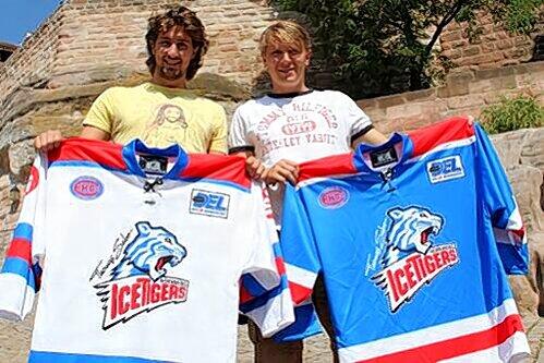 Die neue Kluft der Tiger-Cracks: Patrick Ehelechner und Martin Ancicka (rechts) als Dressmen.