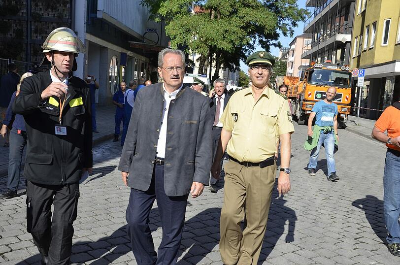 Schwabing am Tag nach der Bombensprengung: Die Spuren der Detonation sind deutlich zu erkennen, teilweise hat sie schwere Schäden verursacht. Derzeit werden die Schäden an den Gebäuden der Umgebung erfasst.