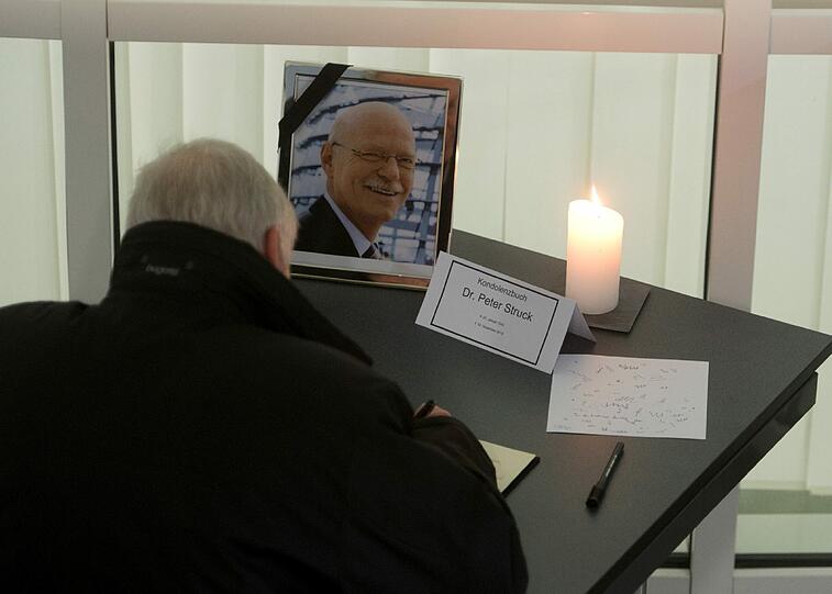 Trauerfeier in Uelzen für Peter Struck - die Bilder aus der St. Marien-Kirche