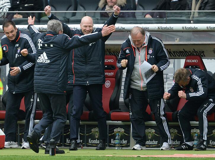Und ja, er jubelt ja doch: Matthias Sammer beim Abpfiff an der Bayern-Bank (l. Trainer Jupp Heynckes). Foto: dpa